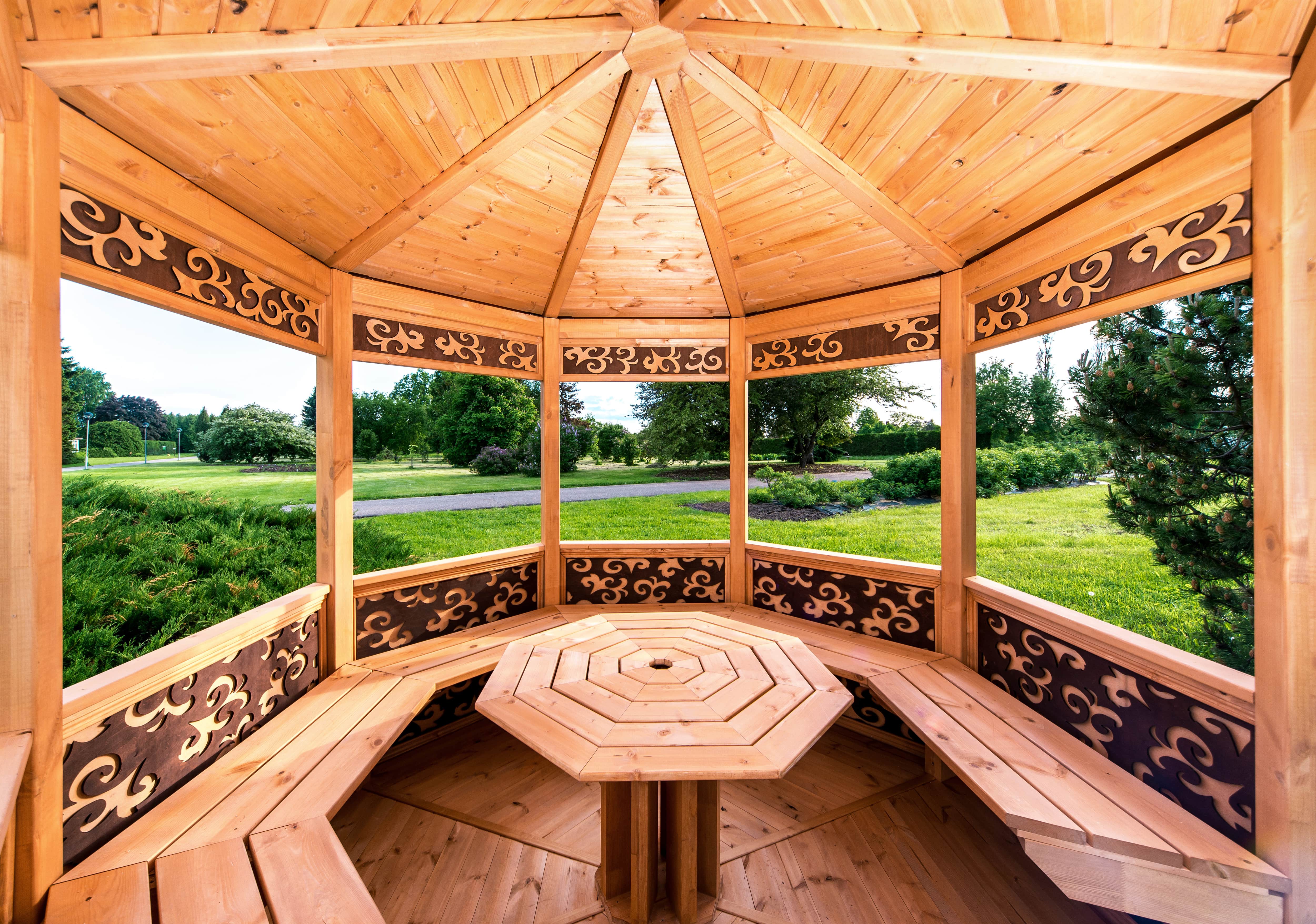 Wooden gazebo with two-toned detail