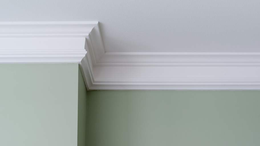 Ceiling moldings in the interior