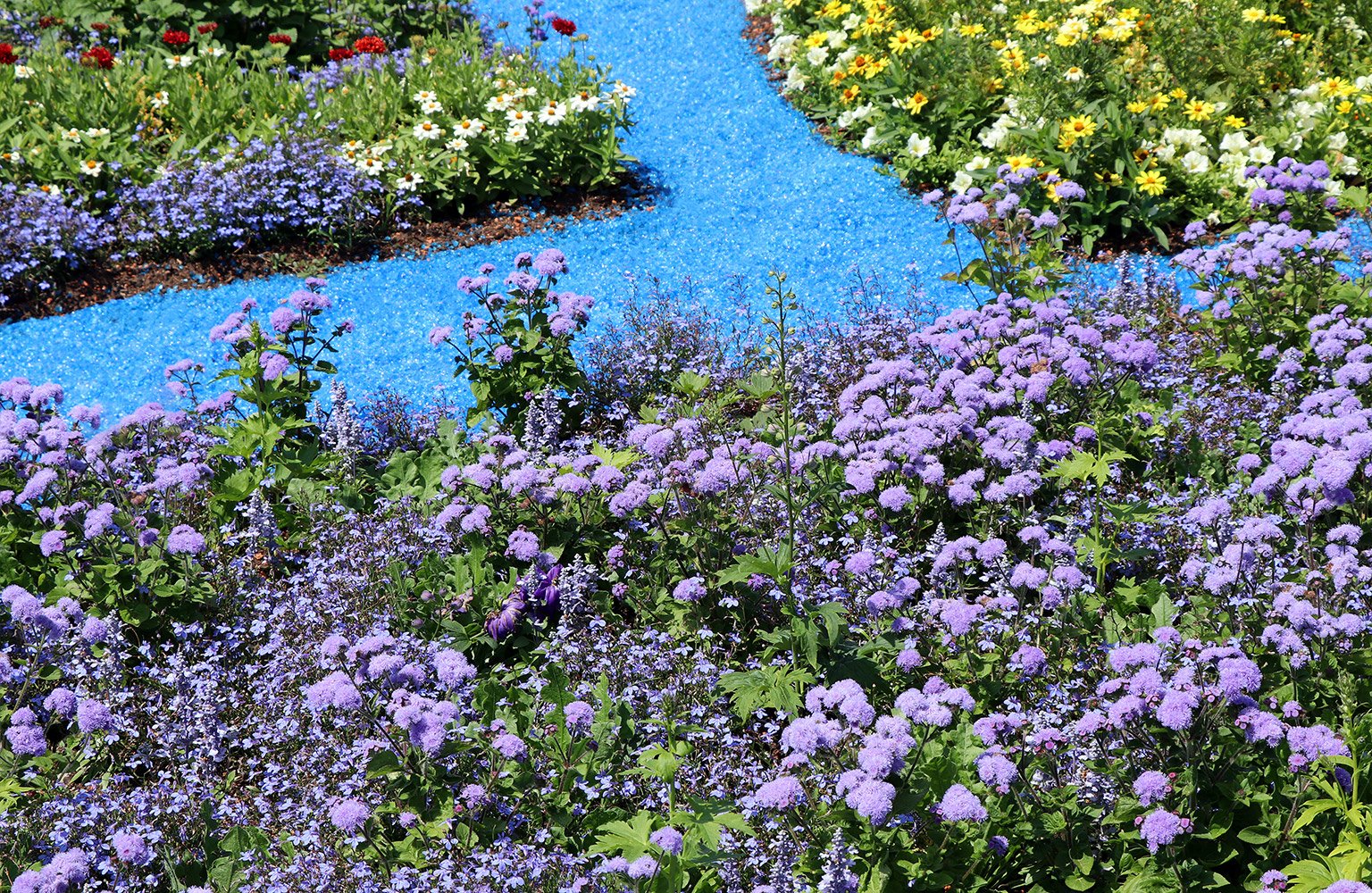 glass mulch walkway