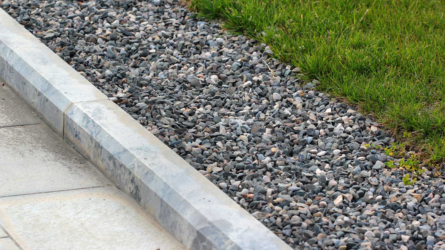 Border kerb between lawn and sidewalk in a park