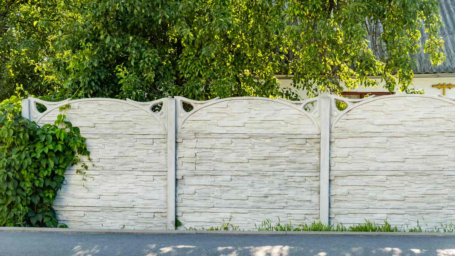 grey concrete fence