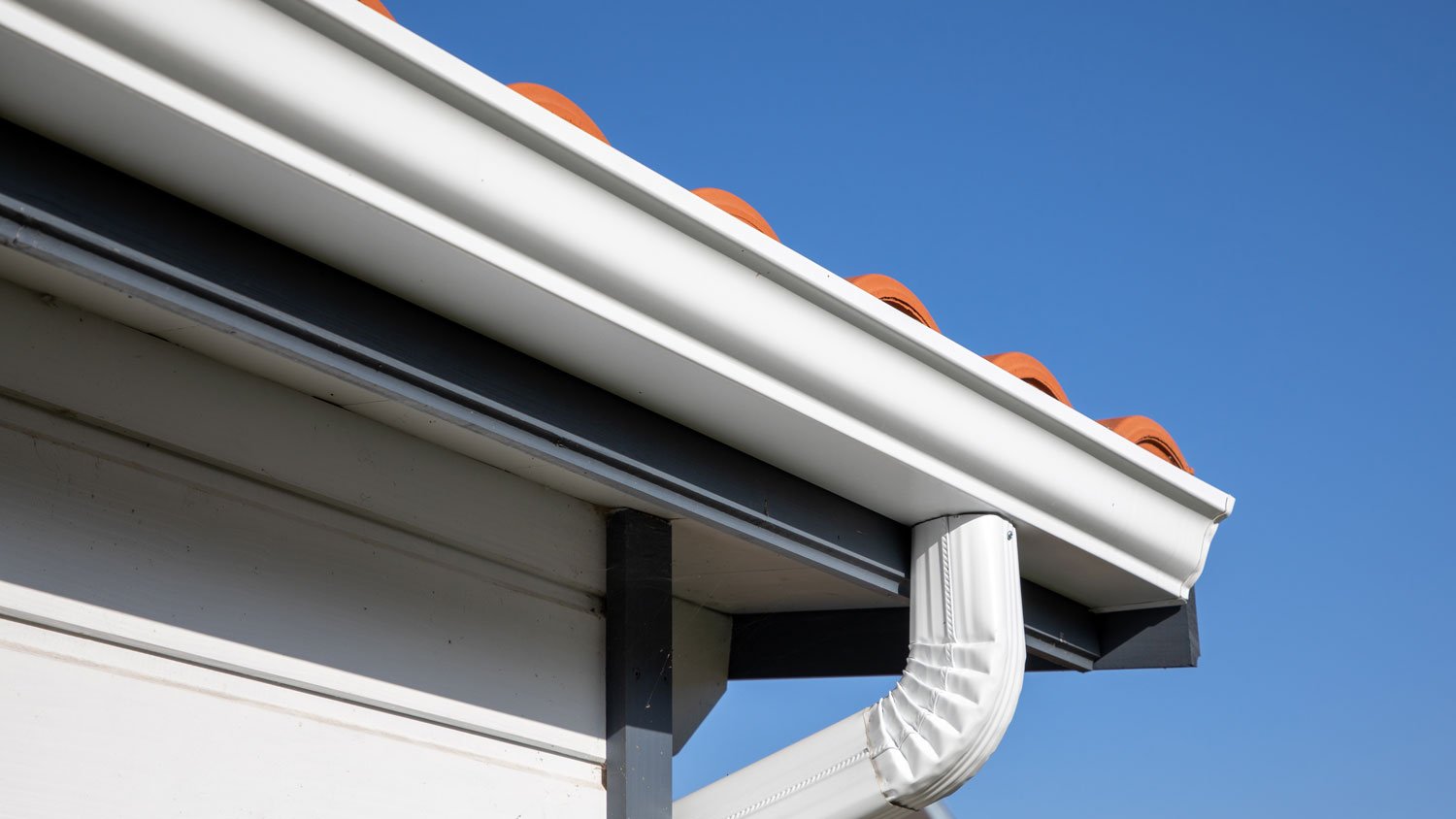 roof with gutter apron flashing