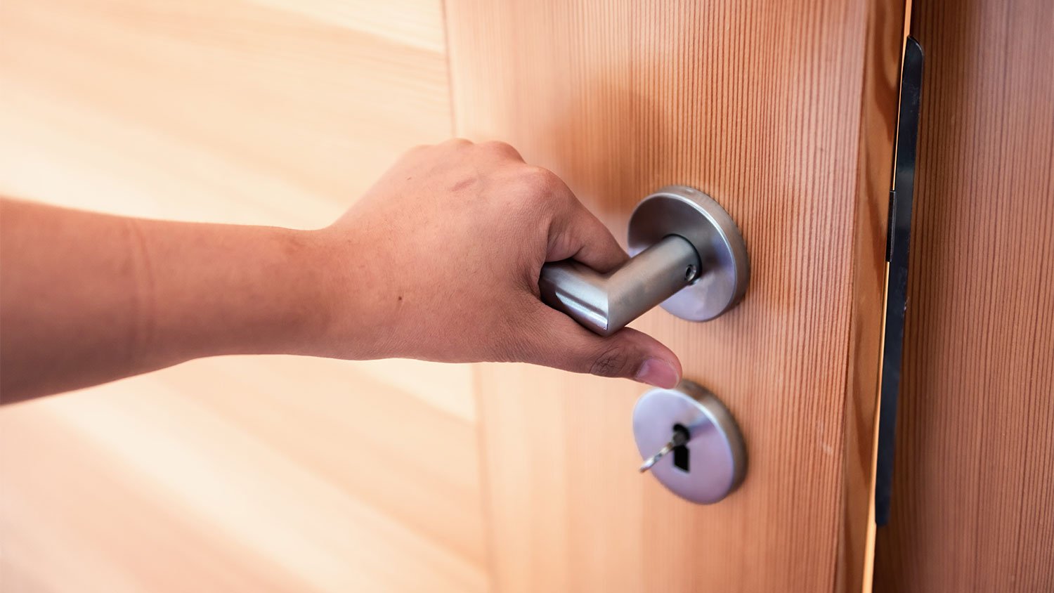 Hand opening level doorknob