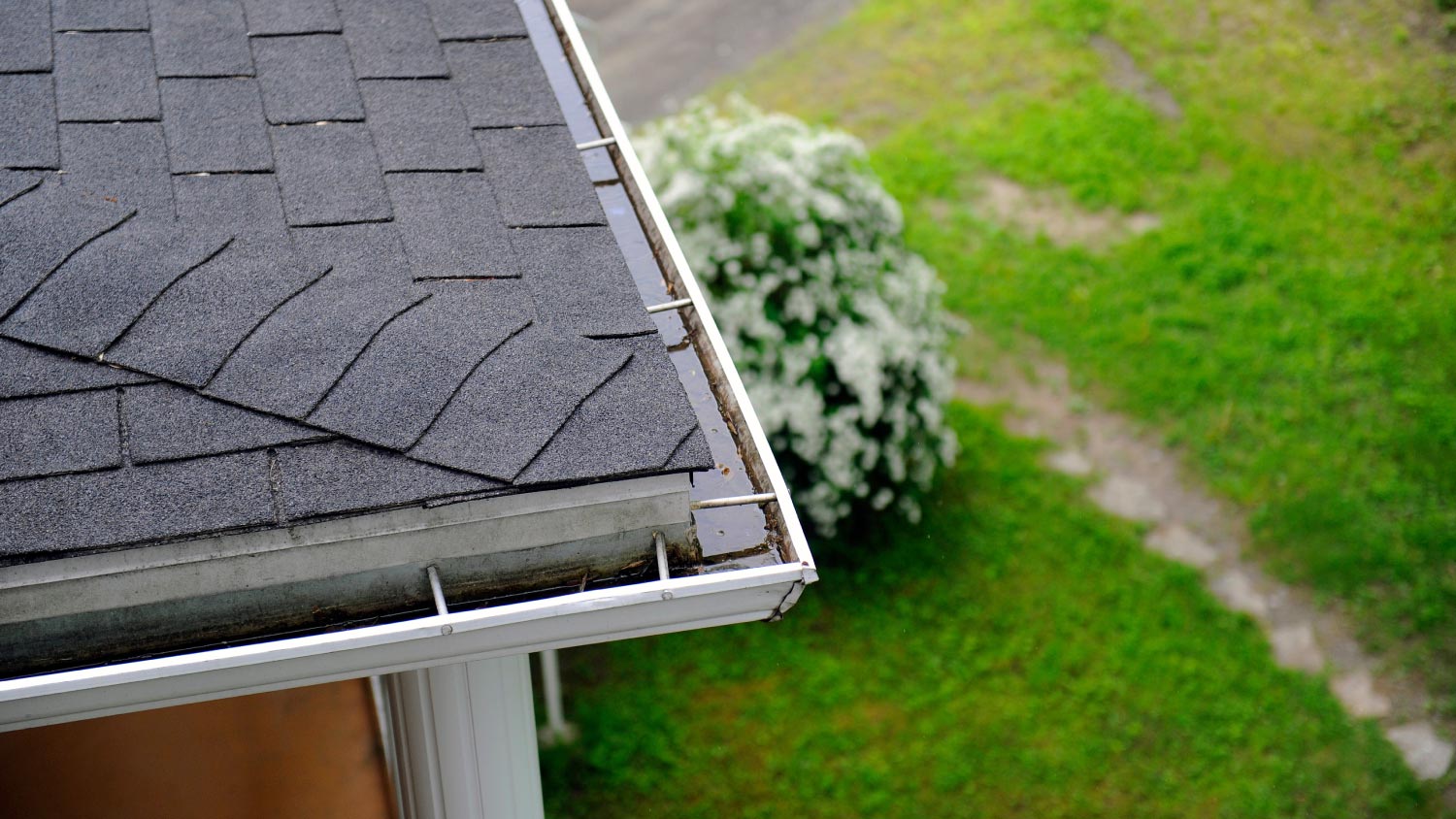 Heated gutter system