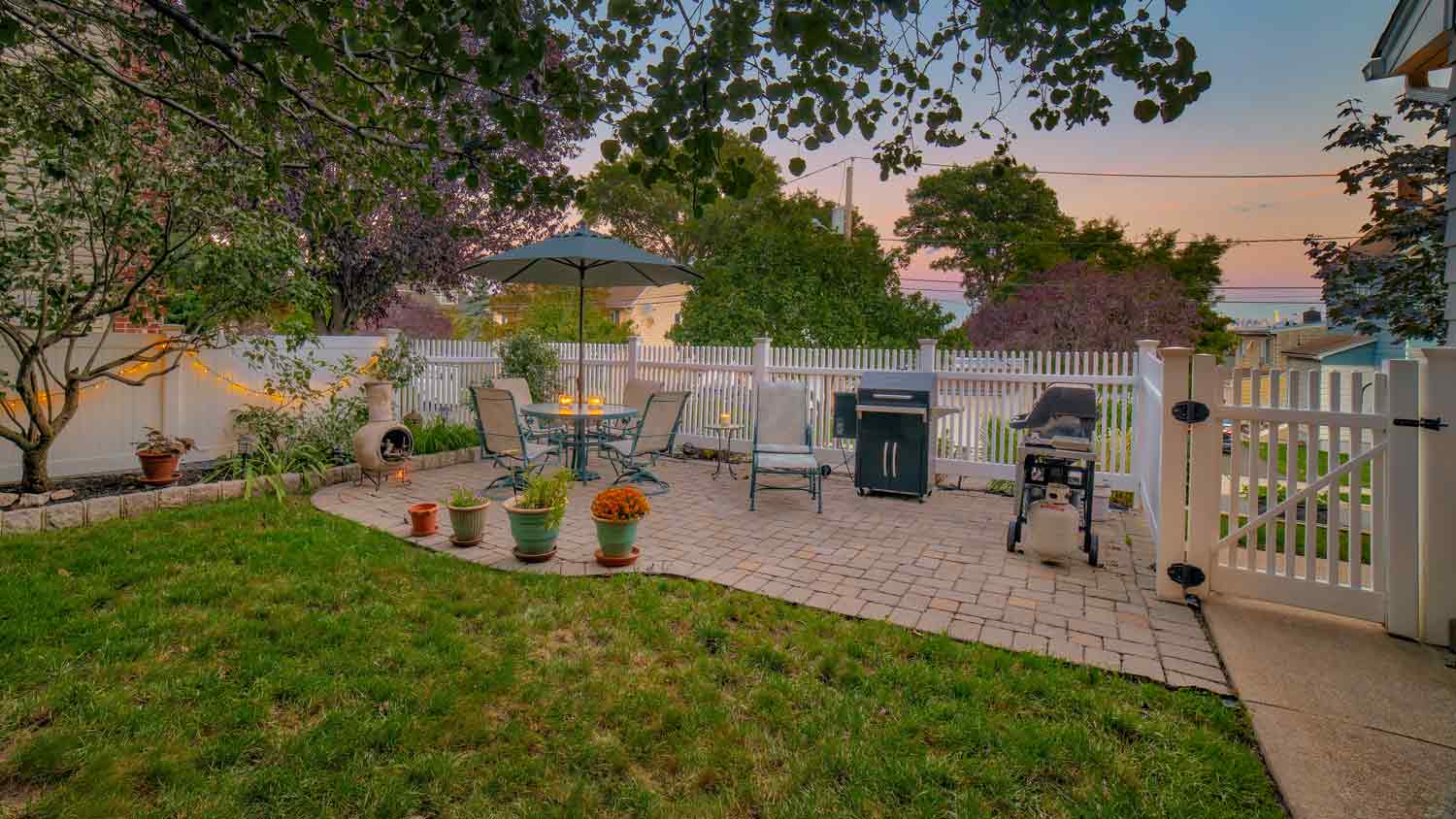 Residential backyard with pavers