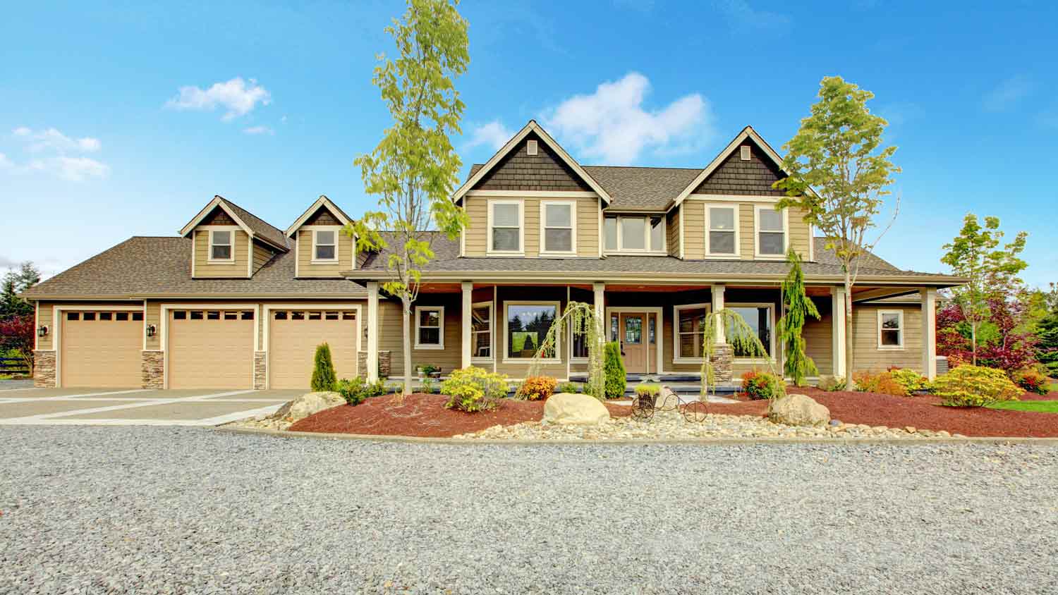 country home with gravel in driveway 