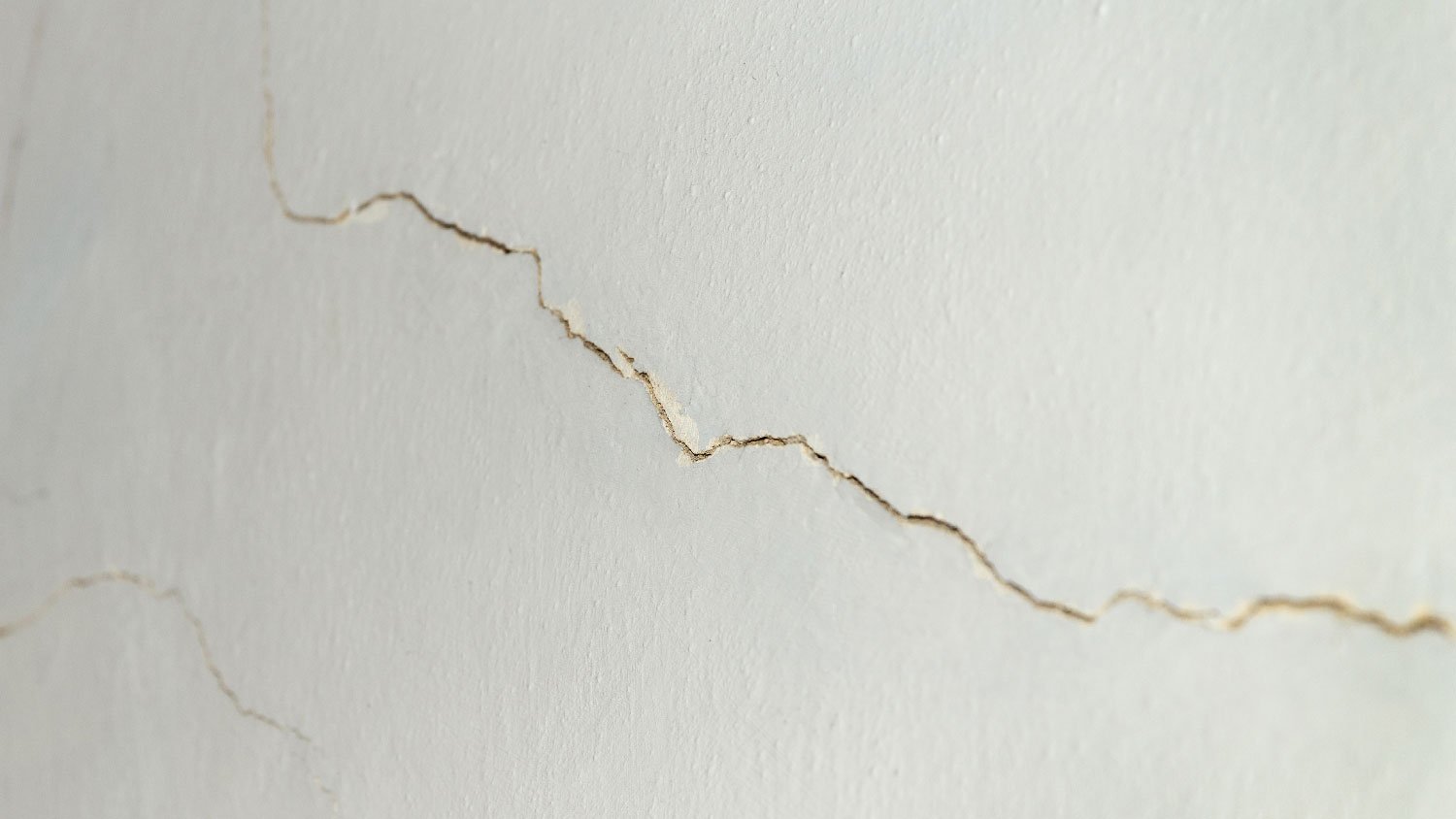 A horizontal crack on drywall