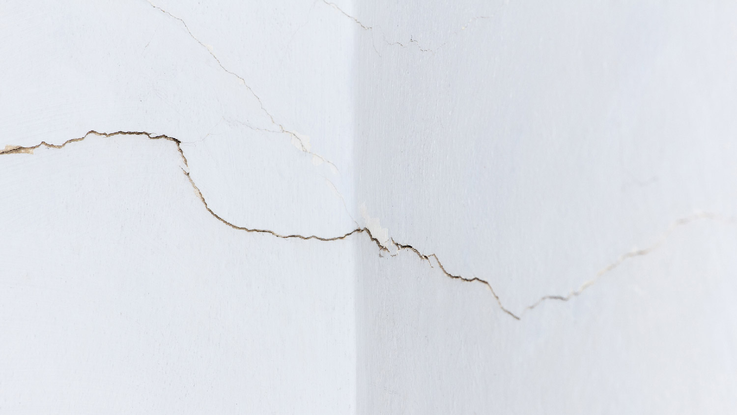 A horizontal crack on a drywall