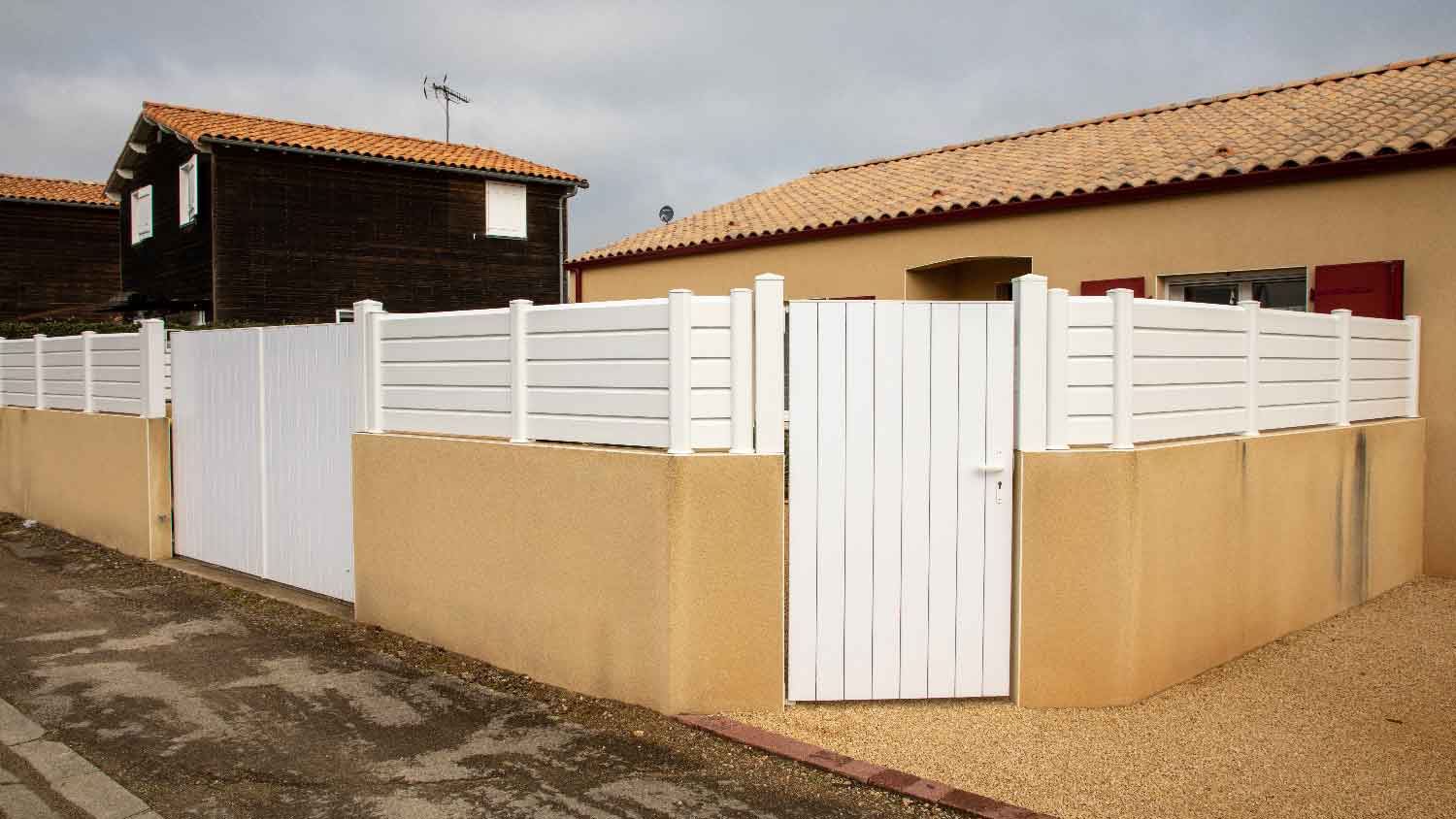 A house with horizontal vinyl fencing