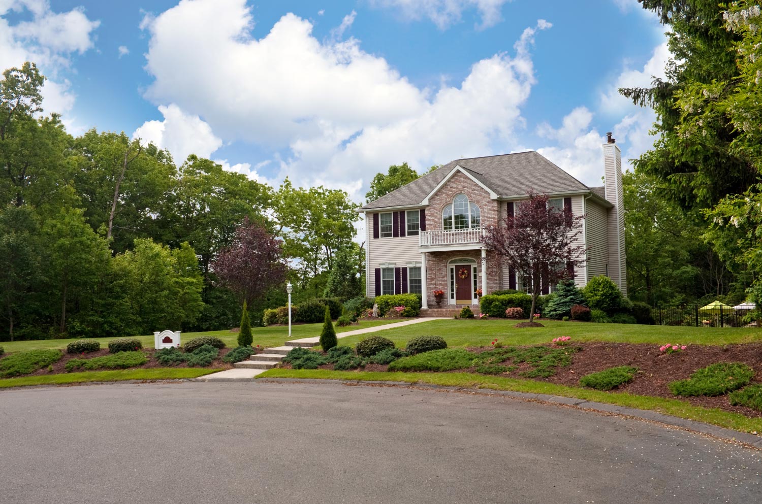 Quiet house on culdesac surrounded by woods