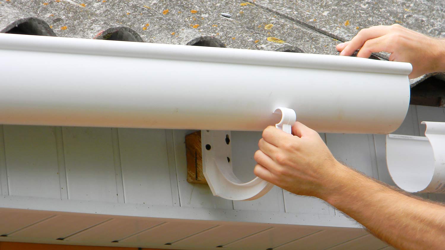 installing vinyl gutter