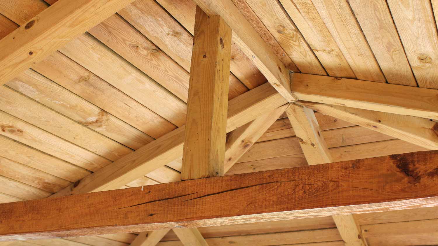 A king post roof truss