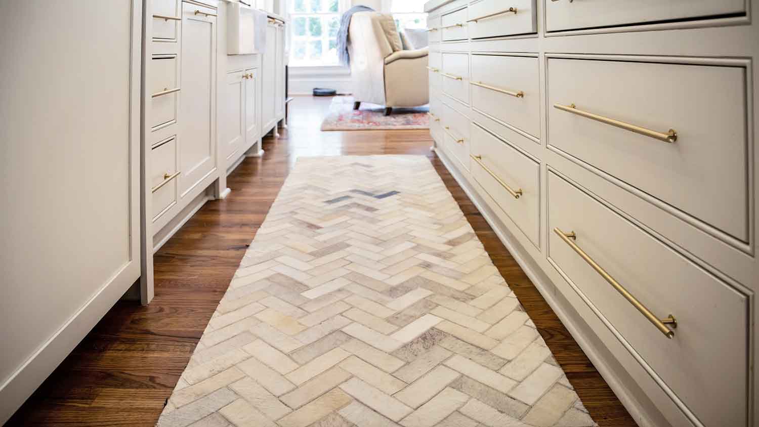 Kitchen with hardwood floor and a throw rug