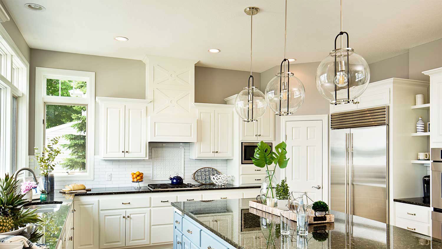 Kitchen with contrasting wall color