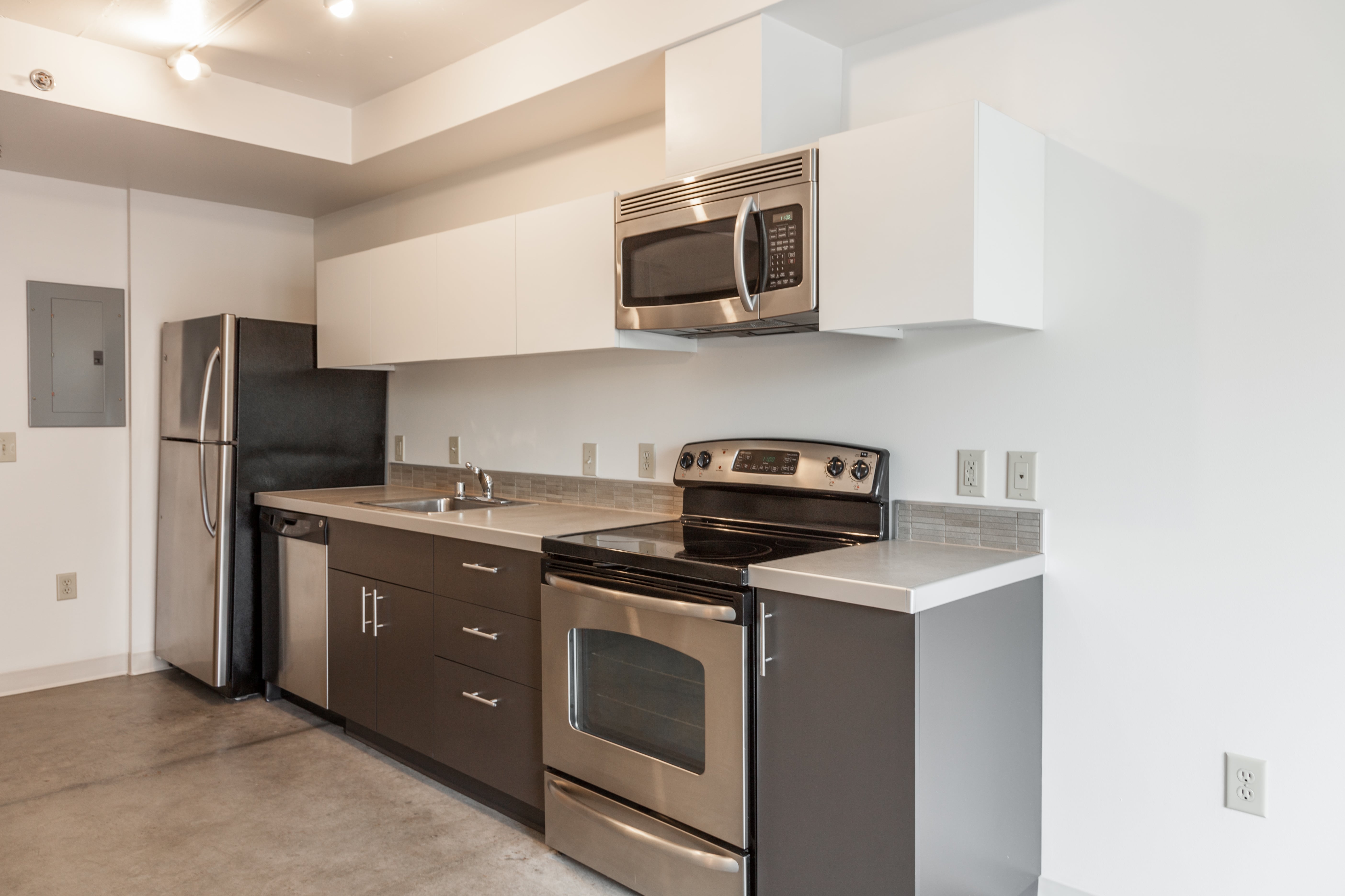 Two-toned cabinets in a small modern kitchenette