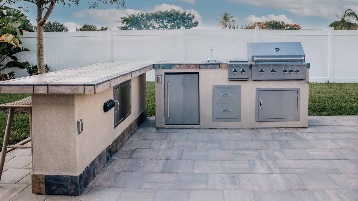 An L-shaped modern outdoor kitchen