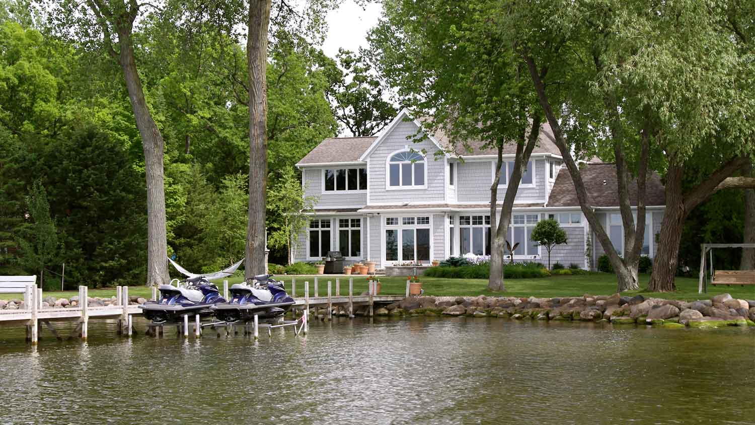 Lakefront house with two jet skis