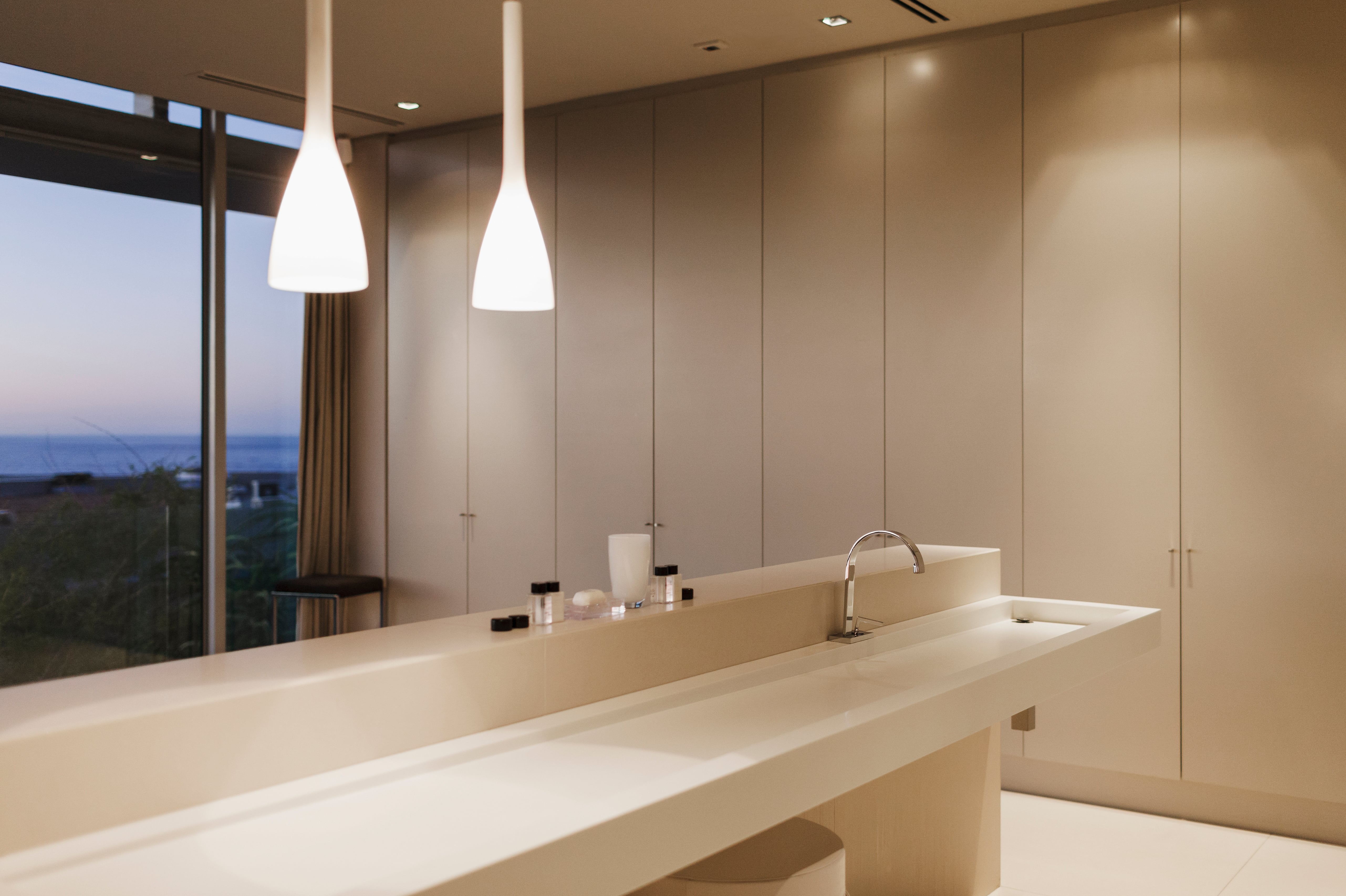 Drop pendant light in modern bathroom