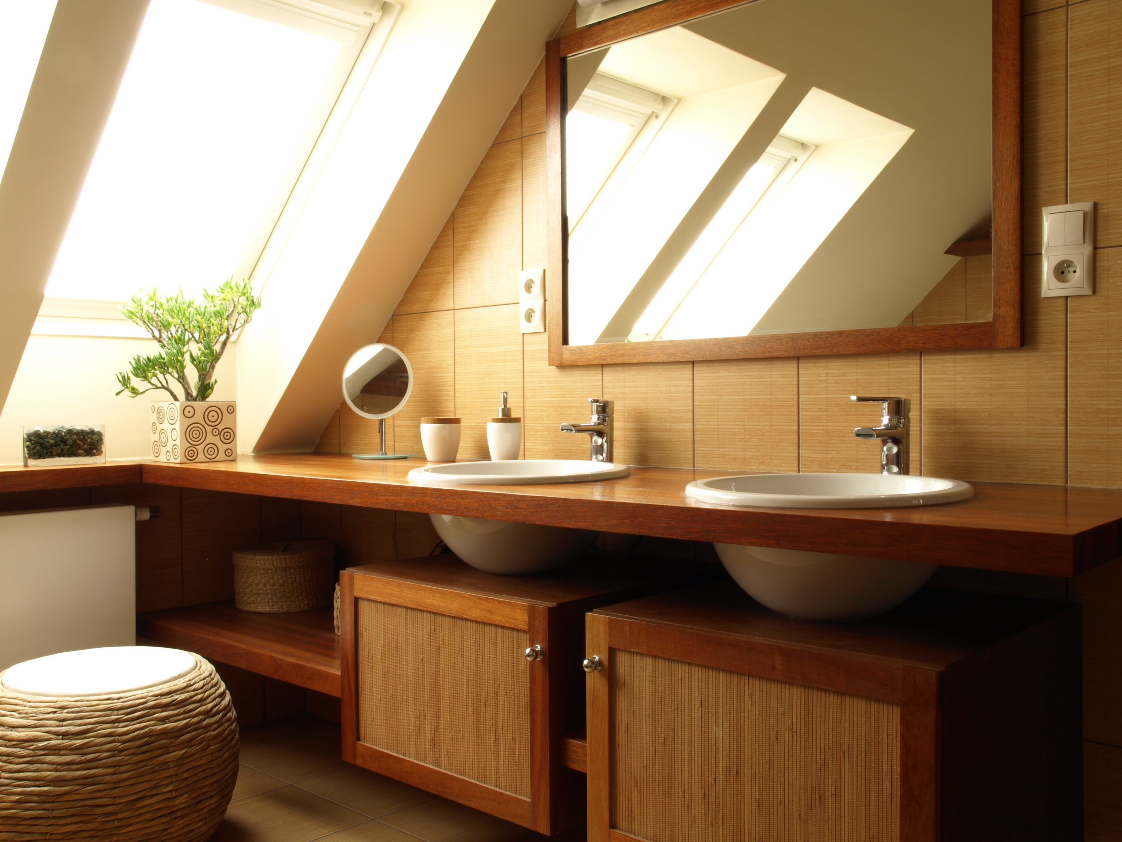 Mid-century modern bathroom