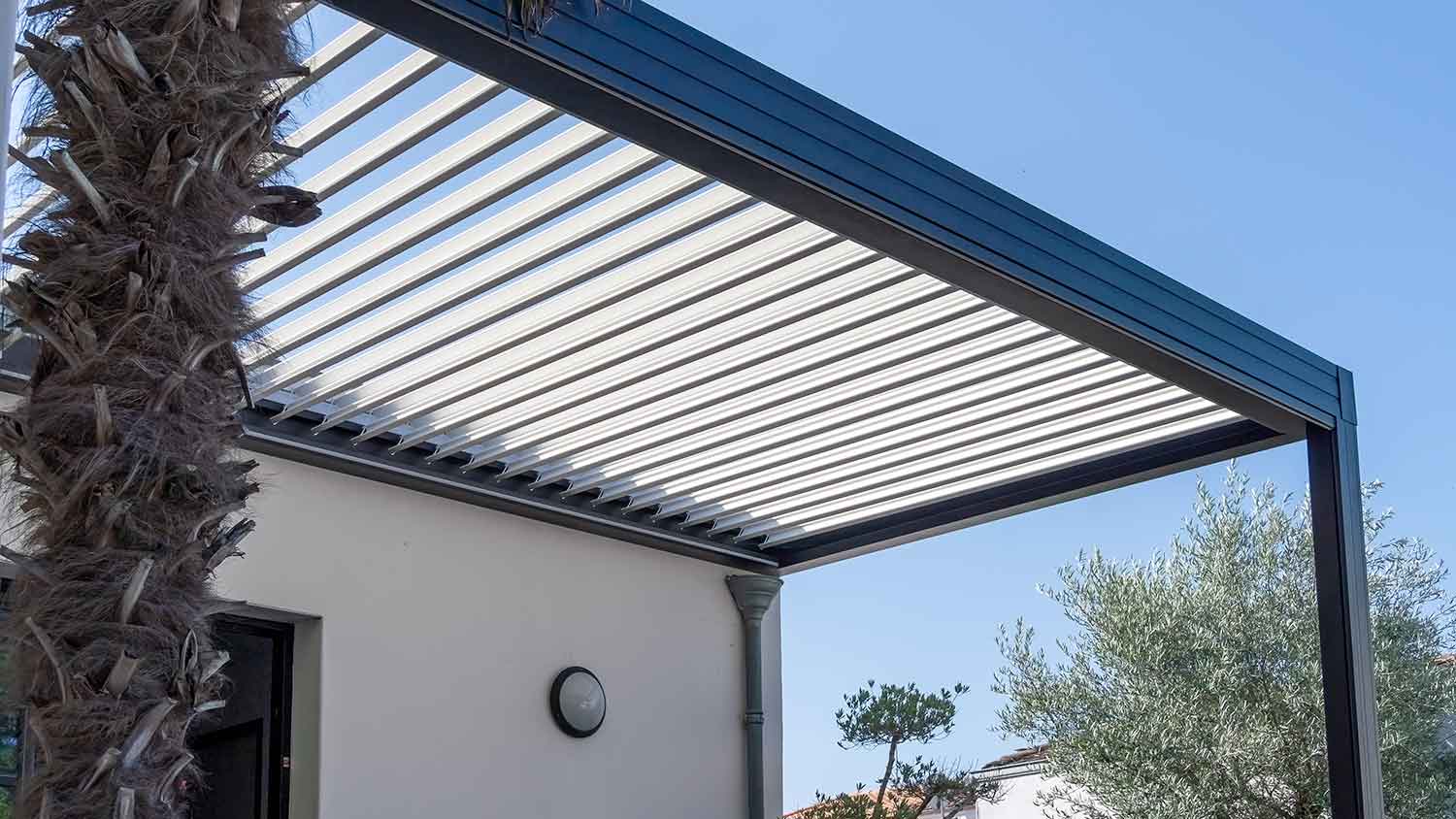 Louvered pergola attached to the house