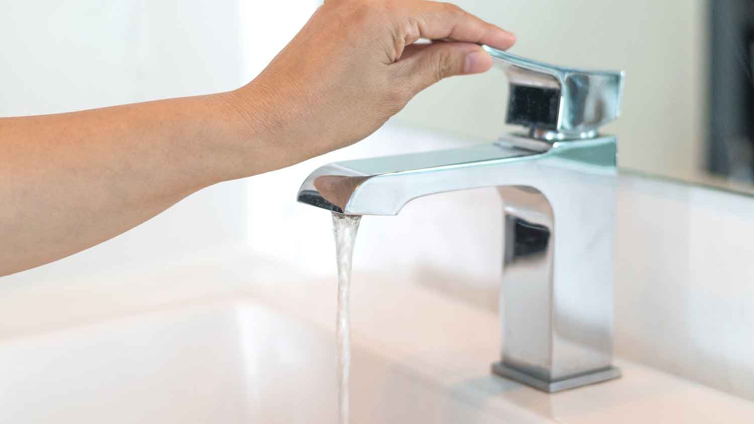 Hand opening bathroom faucet