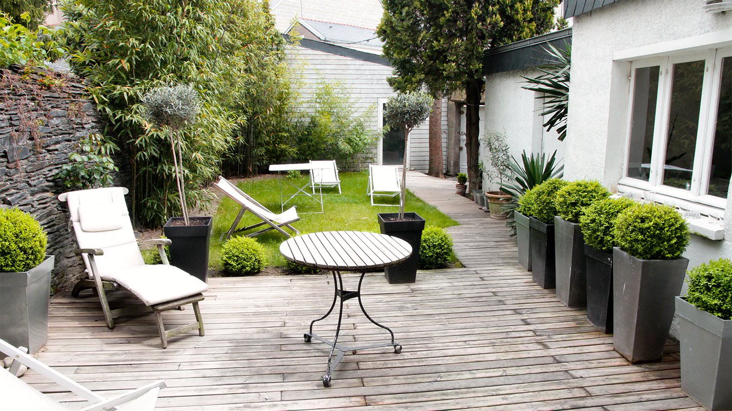 garden patio with boxwood shrubs