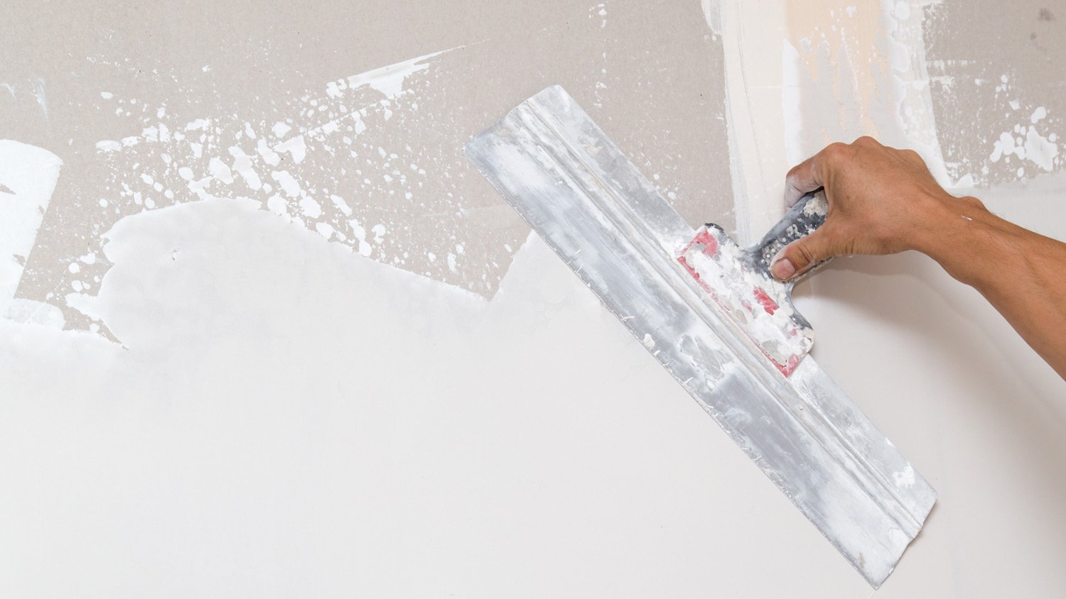 the worker plastered the mortar on the wall