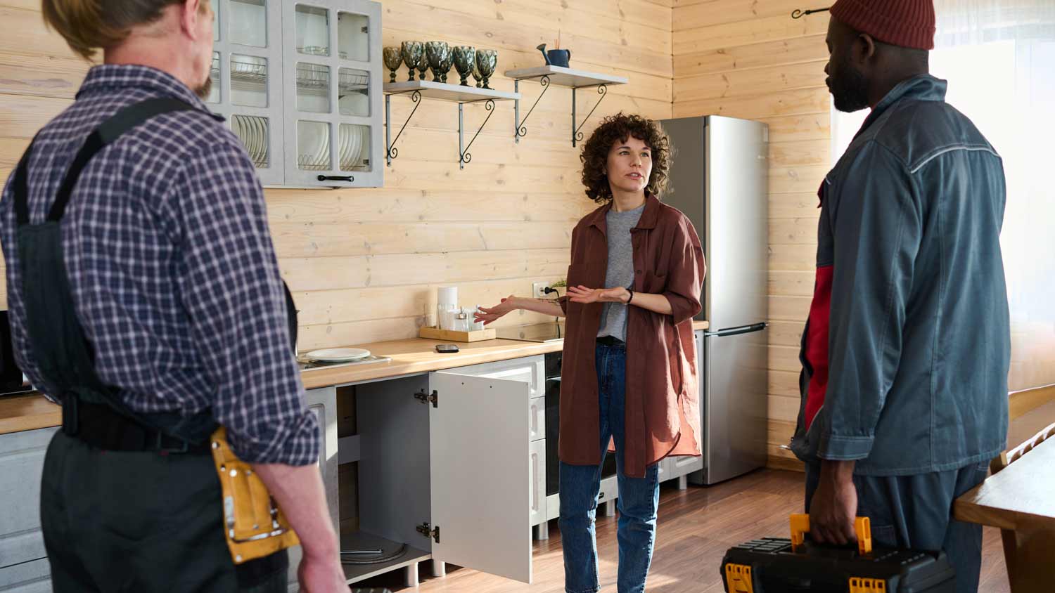 woman explaining water problem to contractors