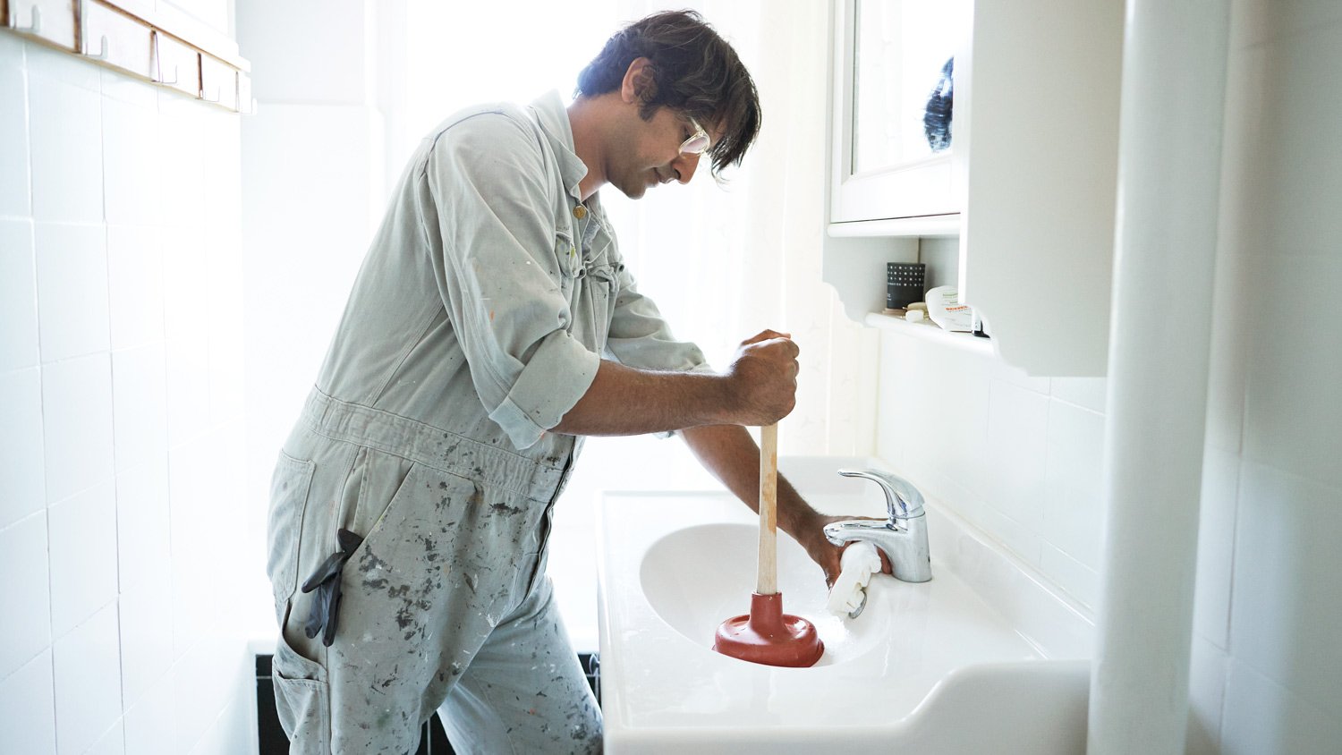 How Are Kitchen Sinks and Bathroom Sewage Pipes Connected?