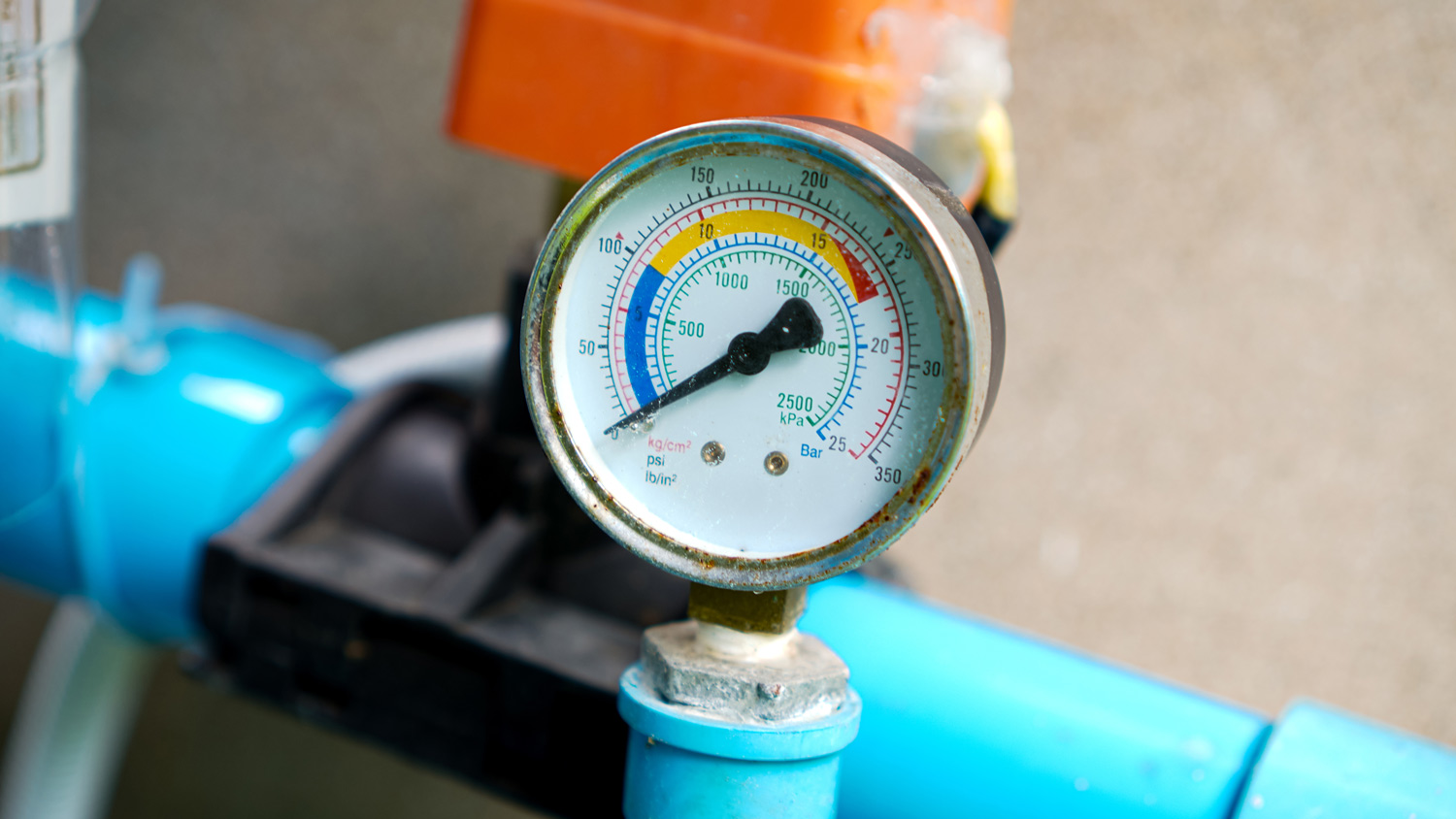 Picture of a water pressure meter installed at an water pump 