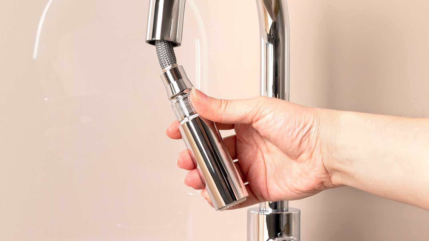 Kitchen faucet with detachable nozzle head