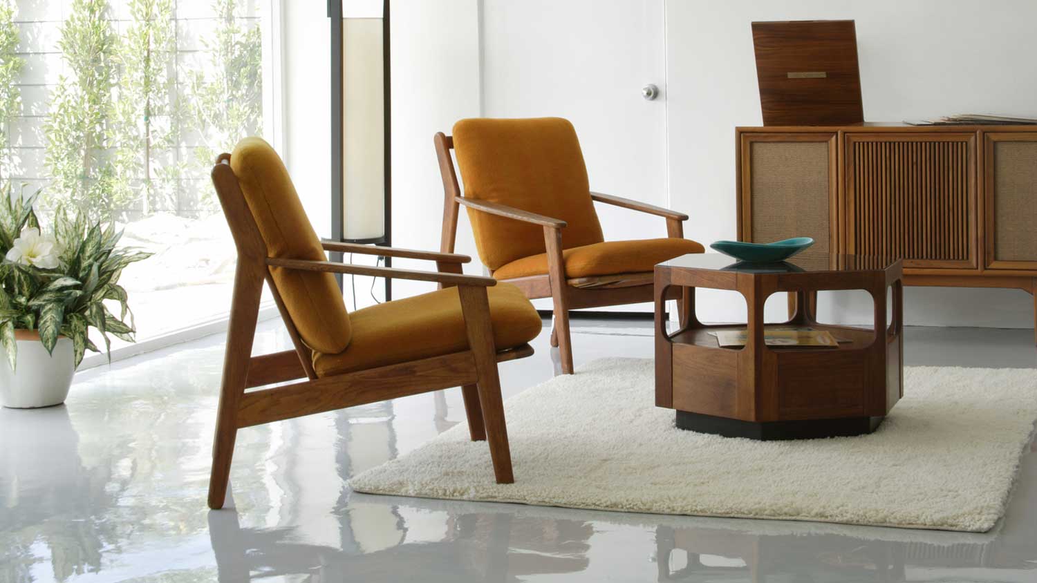 A resin floor in a contemporary seating area