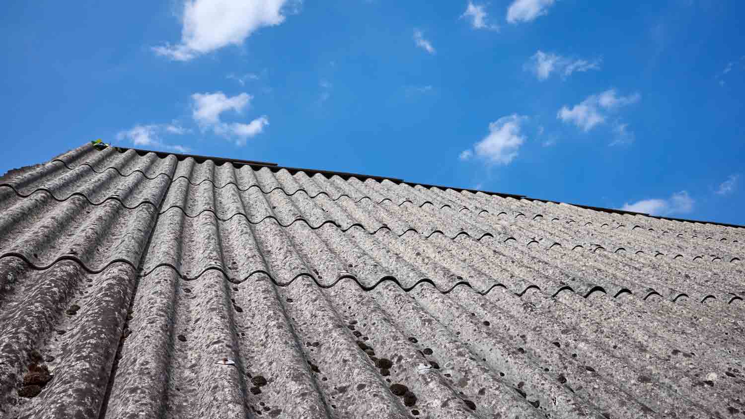 roof with asbestos tiles 