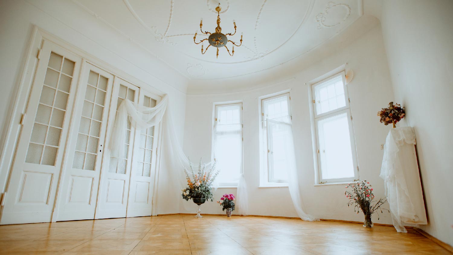 A room with lace ceiling texture