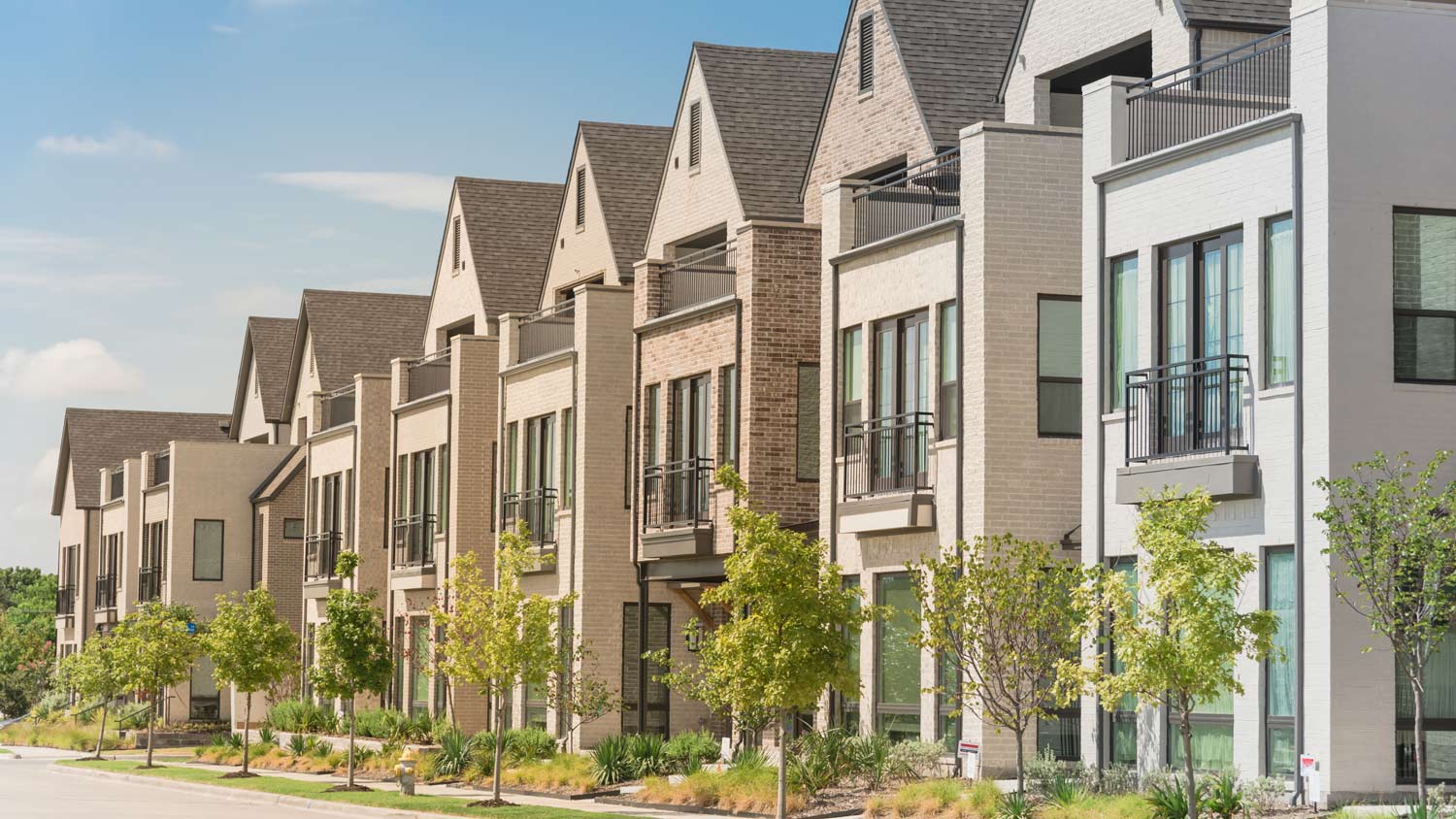 A row of newly built townhouses in Dallas, TX