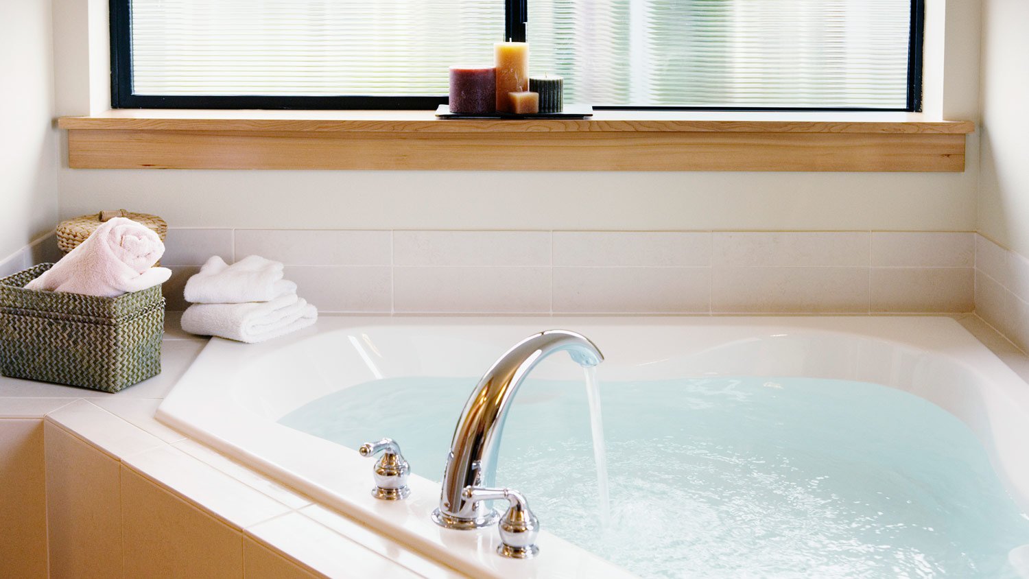 Running water from faucet into bathtub