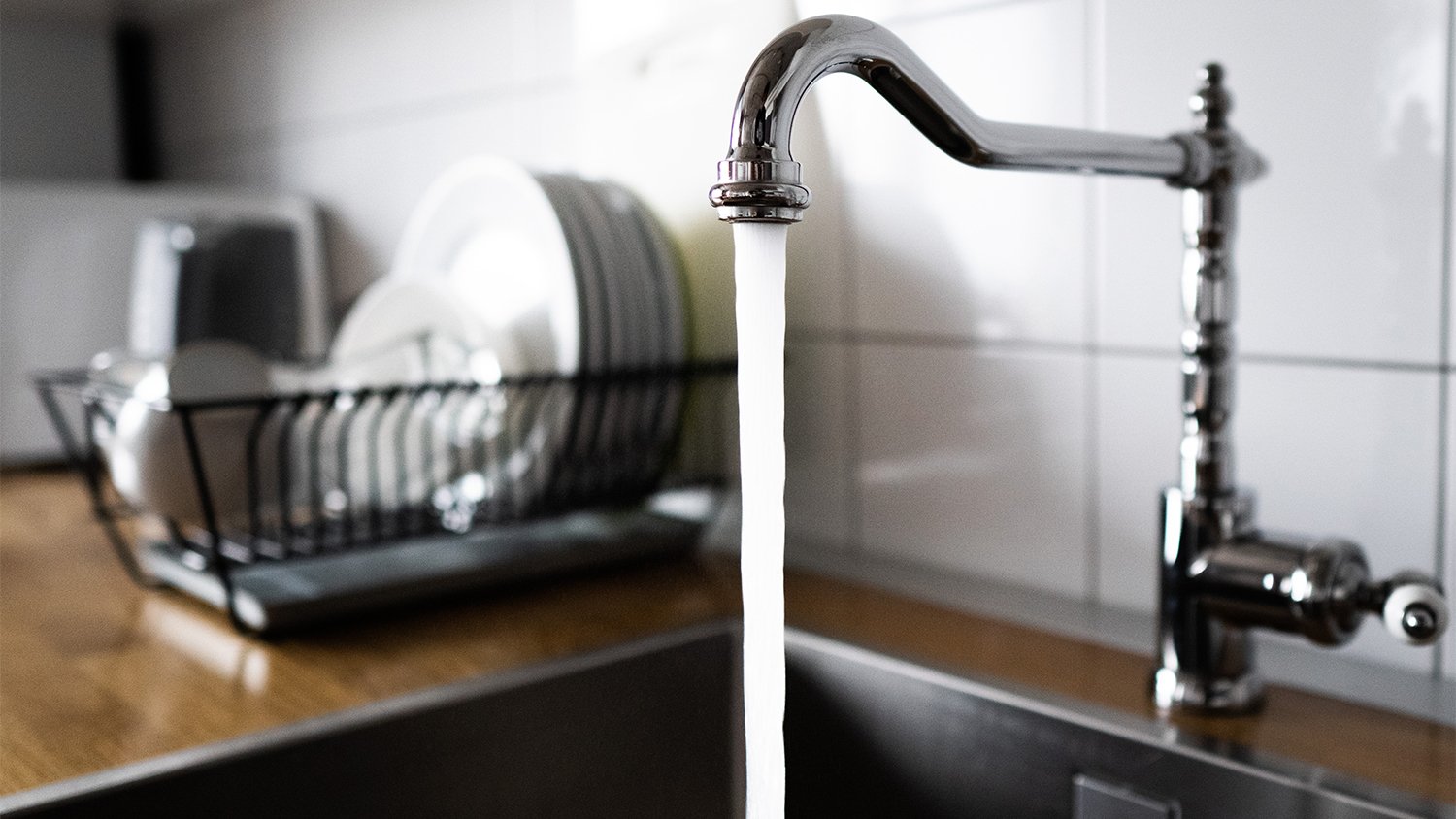 running water in kitchen faucet