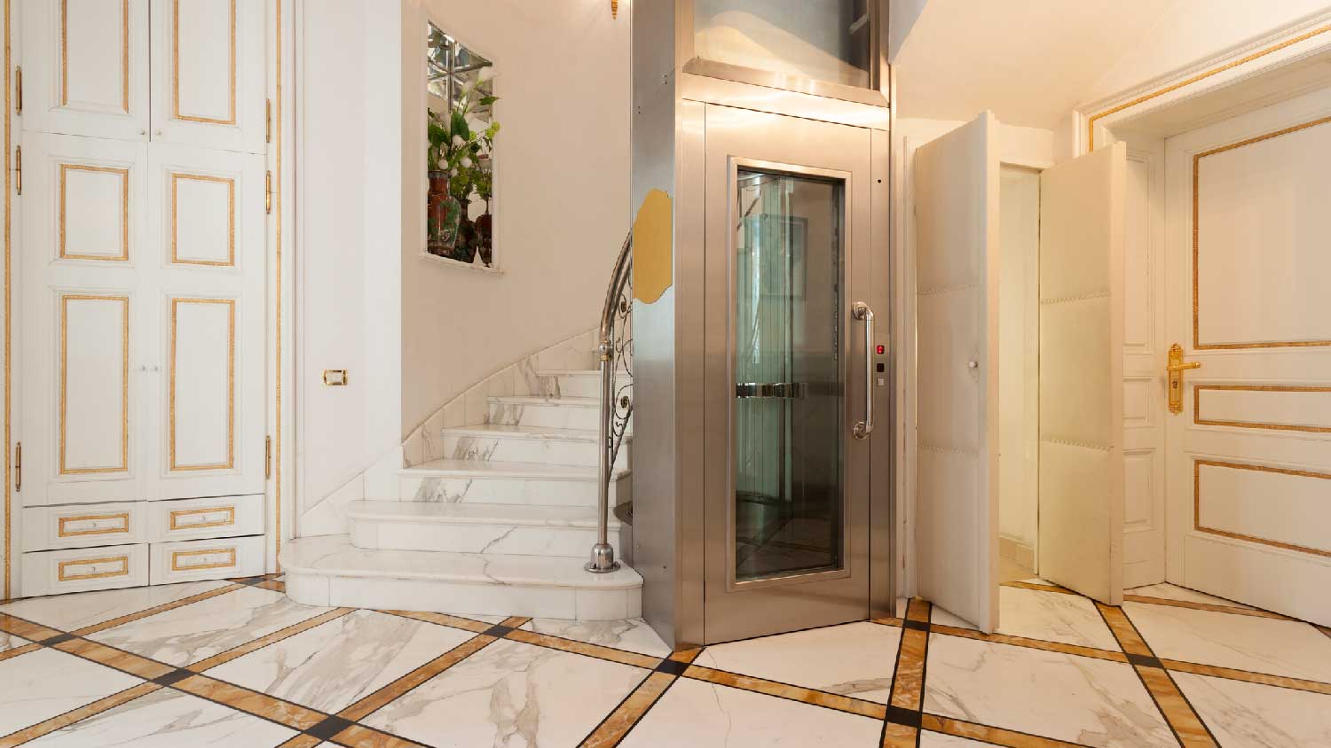 A shaftless elevator in a luxurious house