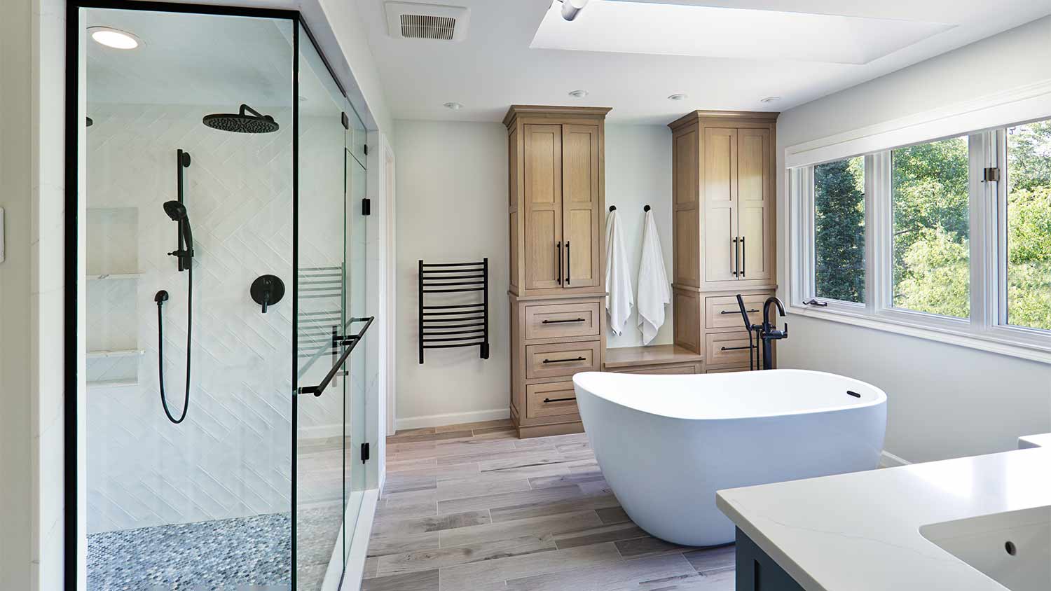 shower with towel rack