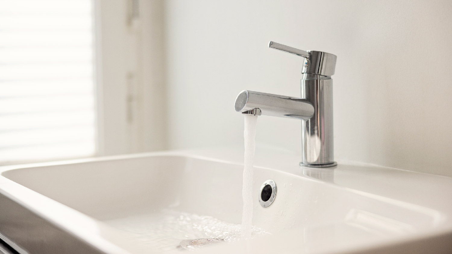 A single handle bathroom faucet