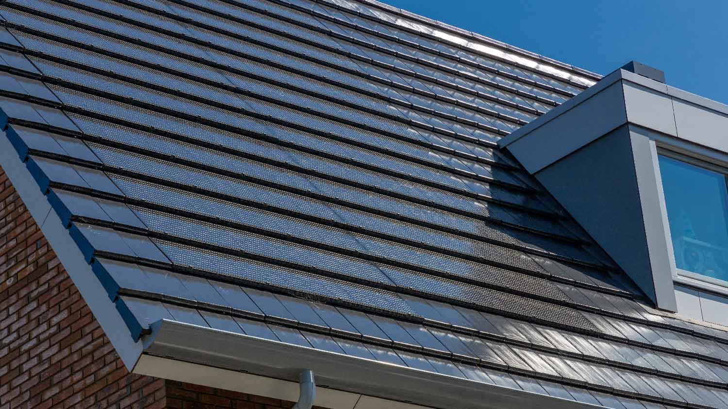 Solar roof tiles