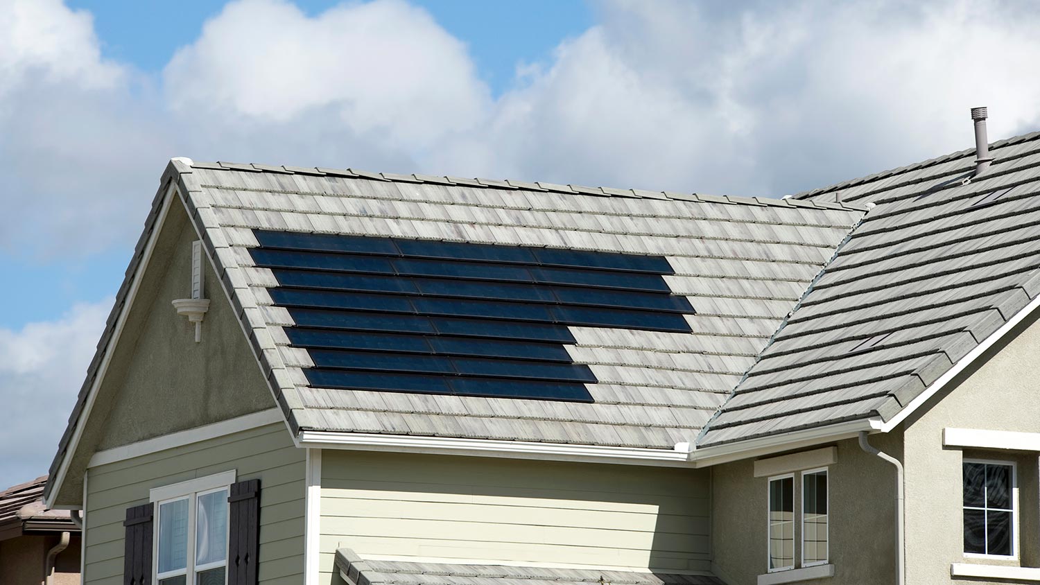 Solar shingle roof