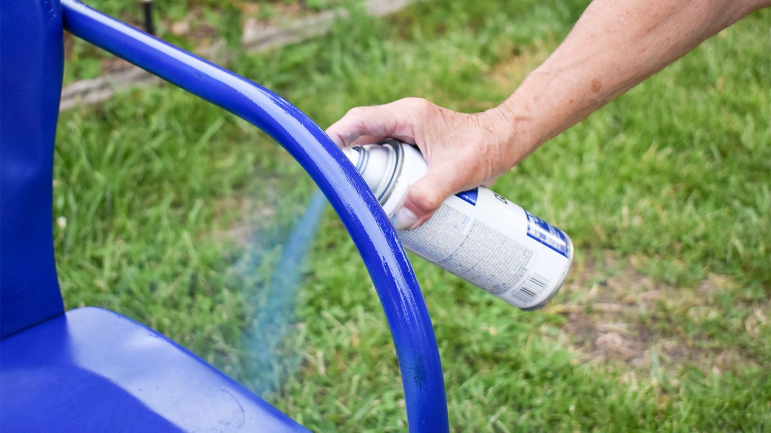 Spraypainting outdoor furniture blue