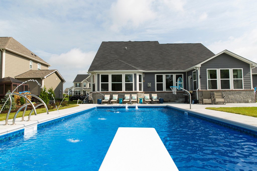Pool with diving board, basketbal goal and fountains