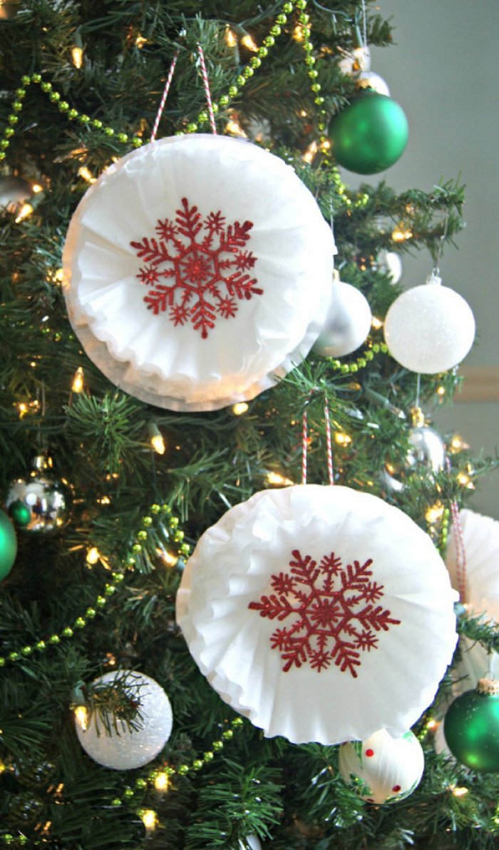 Coffee filters can be turned into Christmas ornaments. (Image courtesy of 3 Little Greenwoods)