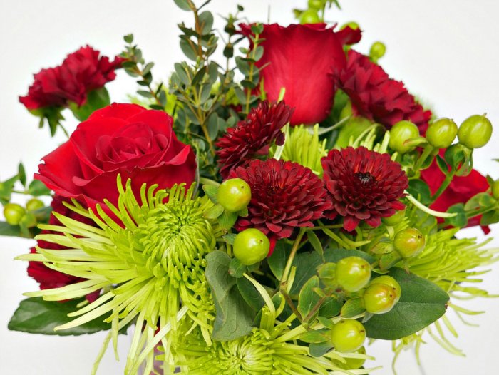 A full bouquet comprised of your favorite red and green flowers makes a beautiful holiday centerpiece. (Photo by Taryn Whiteaker/Design, Dining and Diapers)