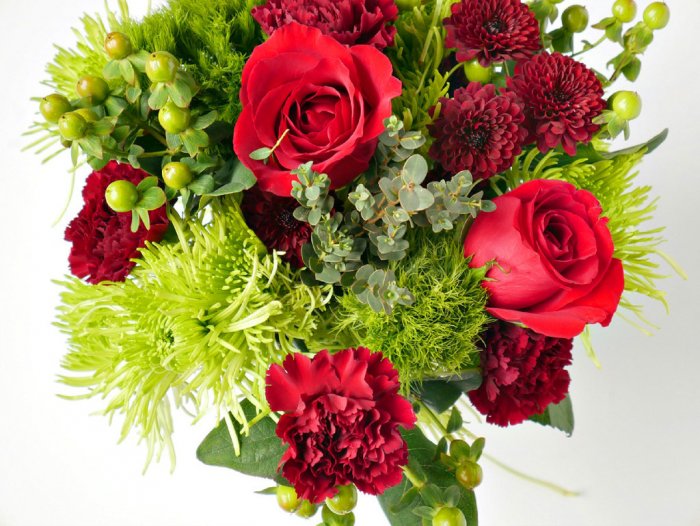 Use different textures in your holiday flowers to create some interest. (Photo by Taryn Whiteaker/Design, Dining and Diapers)