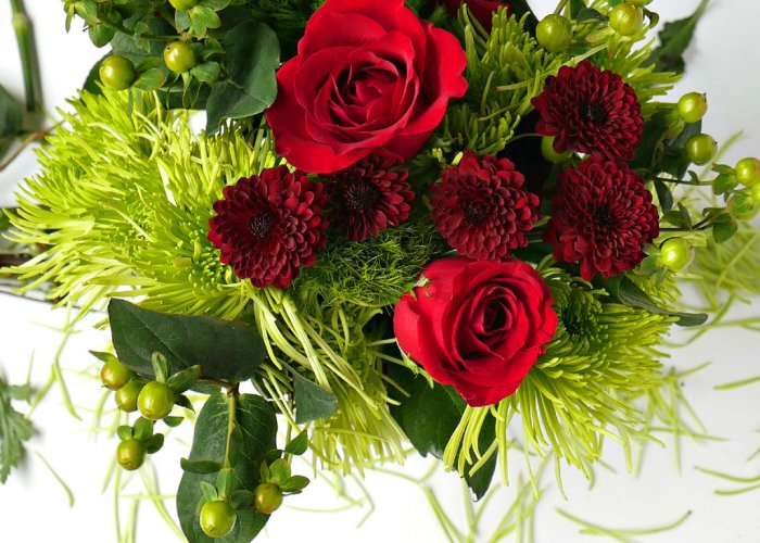 Pops of red flowers make your holiday flowers fun. (Photos by Taryn Whiteaker/Design, Dining and Diapers)