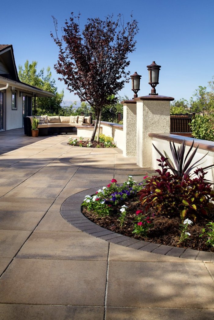 Paver side yard