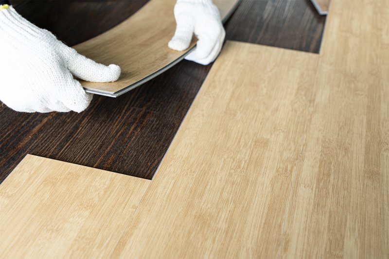 Professional installing vinyl flooring (Photo by Appleyayee - stock.adobe.com)